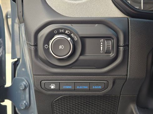 Used 2025 Jeep Wrangler Unlimited Sahara w/ Safety Group image 36