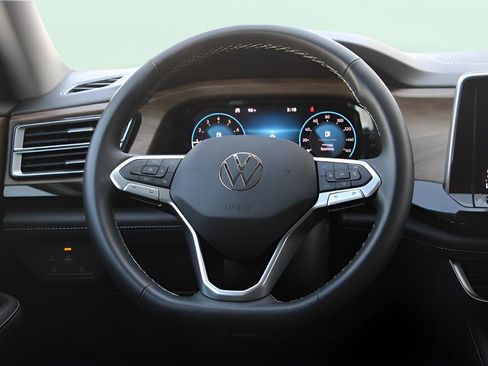 Used 2025 Volkswagen Atlas SE FWD image 17