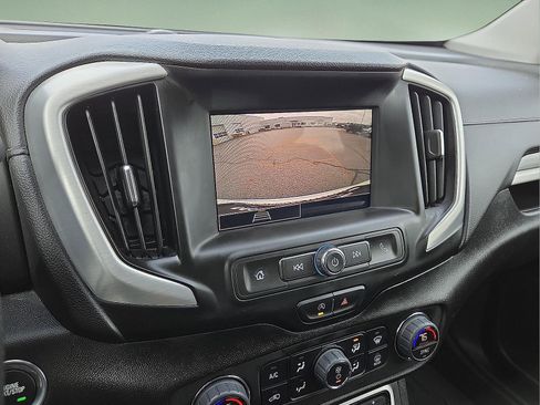 Used 2024 GMC Terrain SLE w/ Driver Convenience Package image 17