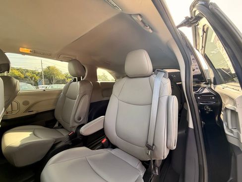 Used 2022 Toyota Sienna XLE image 15