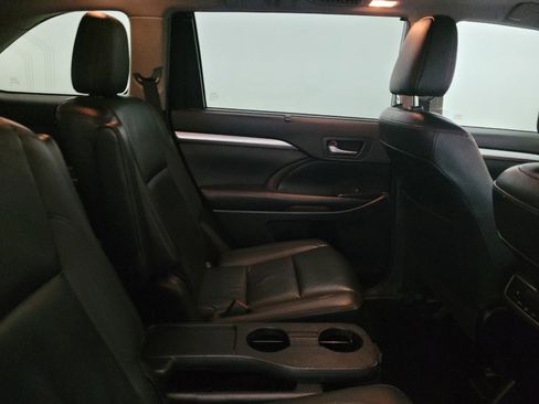 Used 2019 Toyota Highlander XLE w/ Carpet Mat Package (TMS) image 19