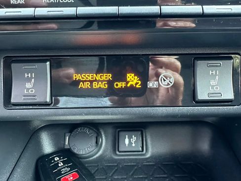 Used 2019 Toyota RAV4 XLE w/ Convenience Package AWD/4WD image 18