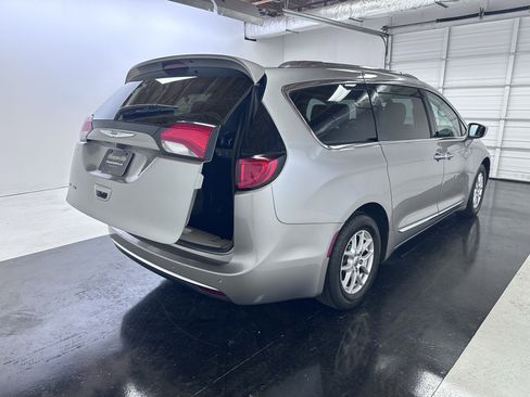 Used 2020 Chrysler Pacifica Touring-L FWD image 35