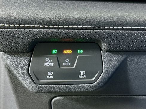 Used 2025 Volkswagen Atlas SE AWD/4WD image 17