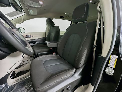 Used 2023 Chrysler Voyager LX image 20