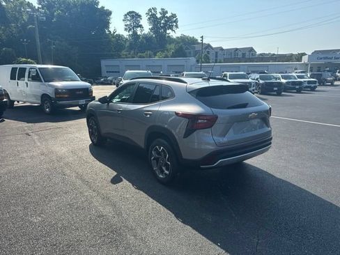 Used 2025 Chevrolet Trax LT w/ Driver Confidence Package FWD image 16