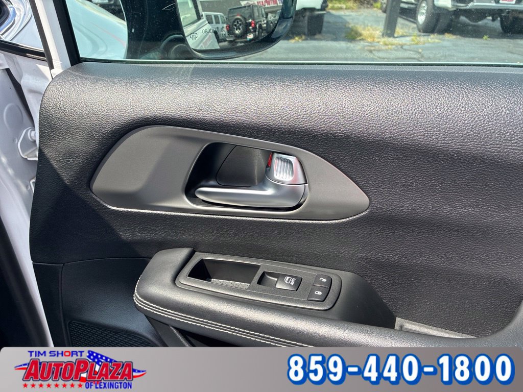 Used 2025 Chrysler Pacifica Select FWD image 23