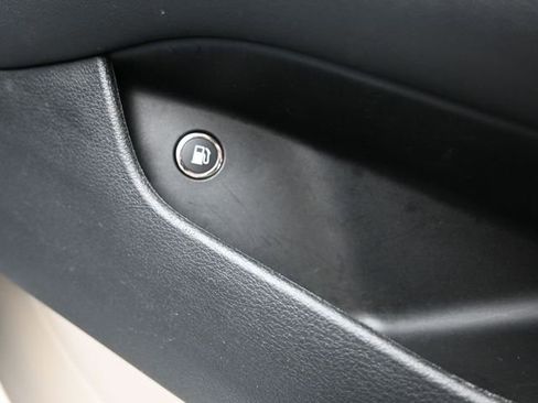 Used 2024 Chrysler Pacifica Select image 15