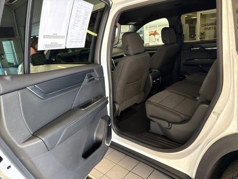 Used 2025 GMC Acadia Elevation image 23