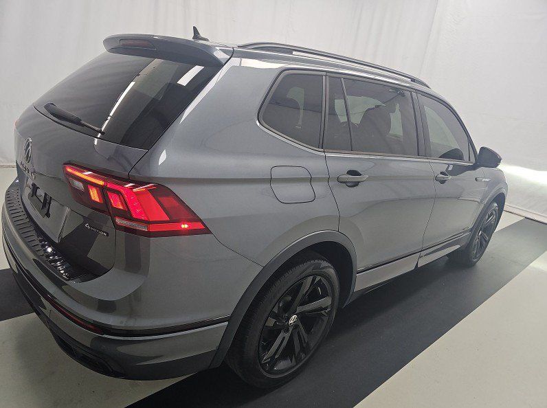 Used 2024 Volkswagen Tiguan SE R-Line AWD/4WD image 3