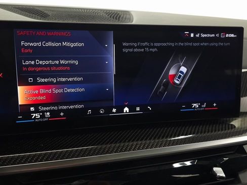 Used 2025 BMW X7 M60i w/ Climate Comfort Package image 28