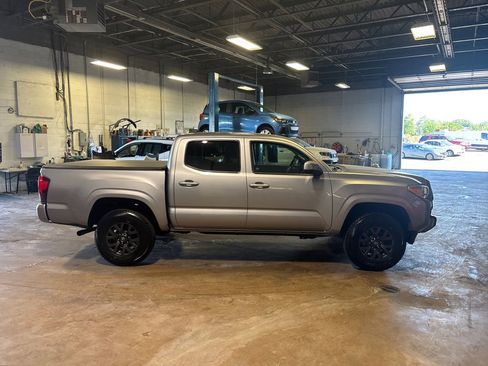 Used 2020 Toyota Tacoma SR AWD/4WD image 4
