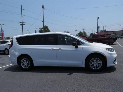 Used 2025 Chrysler Pacifica Select FWD image 2