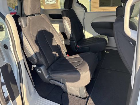 Used 2017 Chrysler Pacifica Touring image 9