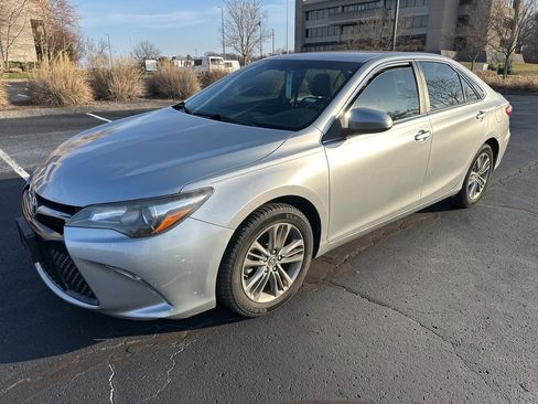 Used 2017 Toyota Camry SE image 1
