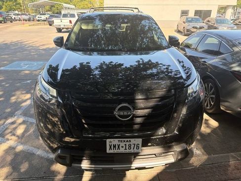 Used 2025 Nissan Pathfinder Platinum FWD image 11