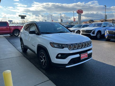 Used 2024 Jeep Compass Limited image 3