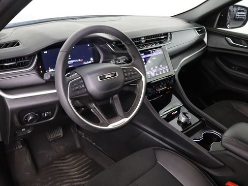 Used 2025 Jeep Grand Cherokee Altitude RWD image 27