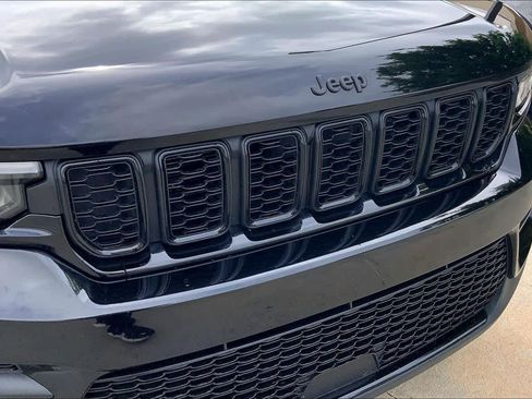Used 2023 Jeep Grand Cherokee Altitude image 32