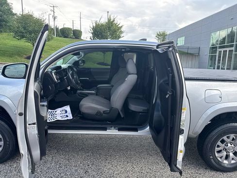 Used 2017 Toyota Tacoma SR5 w/ Tow Package AWD/4WD image 13
