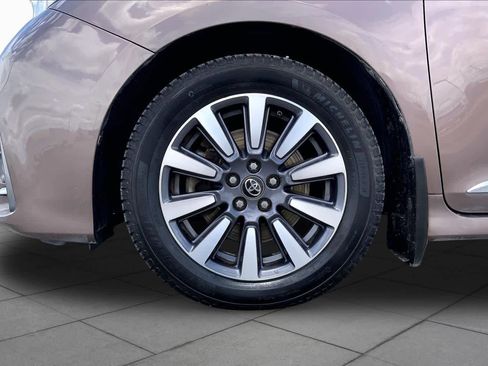 Used 2018 Toyota Sienna Limited FWD image 11