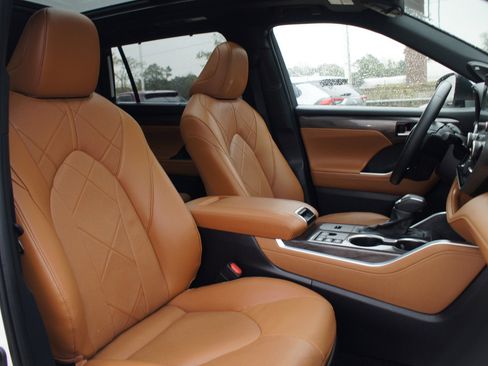 Used 2025 Toyota Highlander Platinum image 24