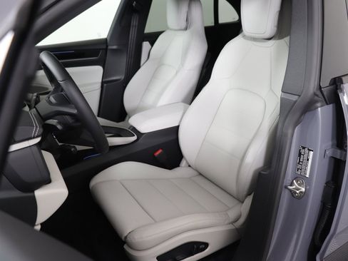 Certified 2025 Porsche Macan Electric image 4