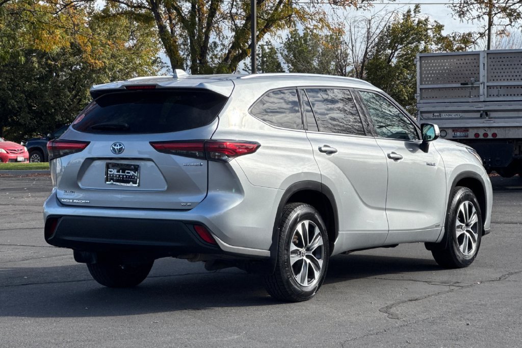 Used 2021 Toyota Highlander XLE AWD/4WD image 6