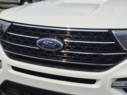 Used 2020 Ford Explorer XLT w/ Equipment Group 202A AWD/4WD image 36