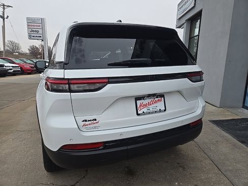 Used 2024 Jeep Grand Cherokee Altitude image 8