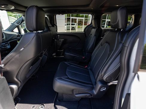 New 2027 Chrysler Pacifica Select FWD image 22