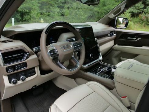 Used 2025 GMC Yukon Denali w/ Denali Reserve Package RWD image 2