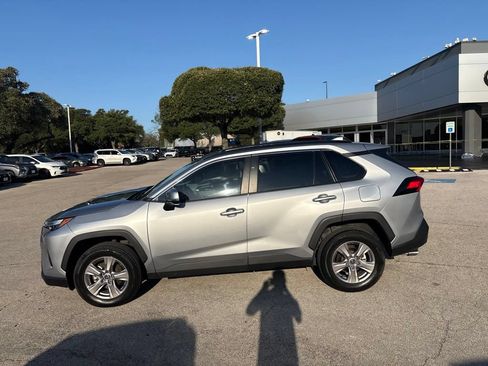 Used 2022 Toyota RAV4 XLE w/ Convenience Package FWD image 2
