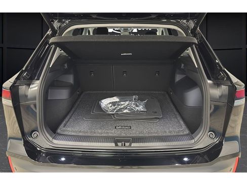 Used 2025 Volkswagen Tiguan SE FWD image 24
