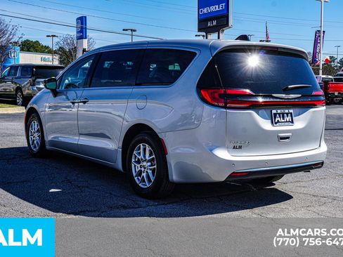 Used 2024 Chrysler Pacifica Touring-L image 7