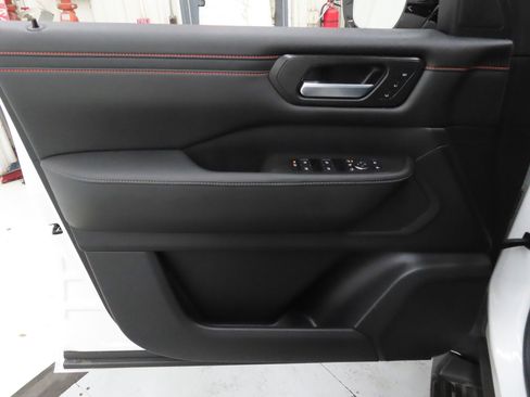 Used 2025 Nissan Armada PRO-4X image 9