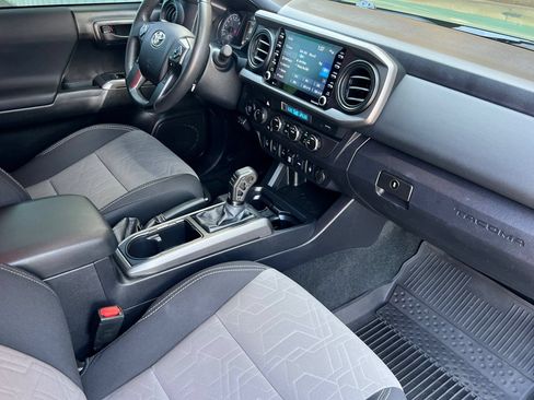 Used 2022 Toyota Tacoma TRD Off-Road w/ Technology Package AWD/4WD image 12