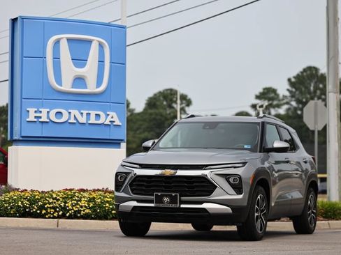 Used 2025 Chevrolet TrailBlazer LT AWD/4WD image 1