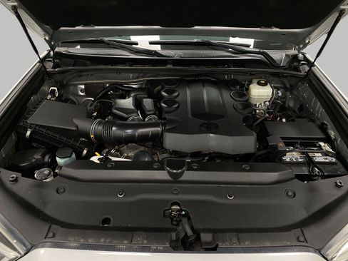Used 2018 Toyota 4Runner SR5 AWD/4WD image 12