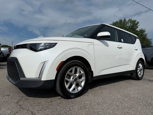 Used 2023 Kia Soul LX w/ LX Technology Package FWD image 2