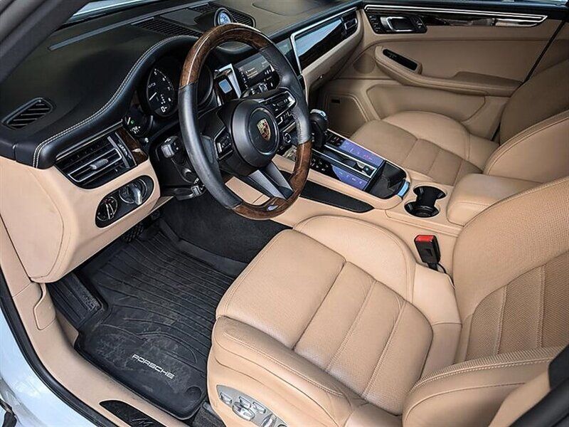 Used 2024 Porsche Macan GTS w/ Sport Chrono Package AWD/4WD image 2