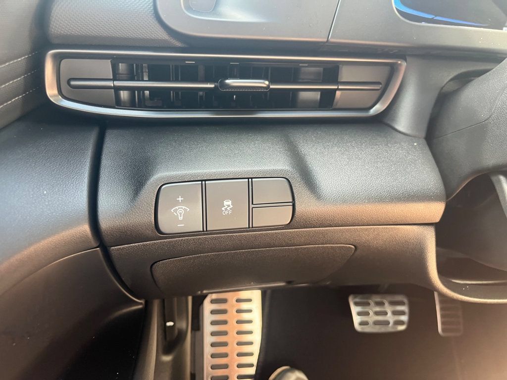 Used 2025 Hyundai Elantra Sport FWD image 17
