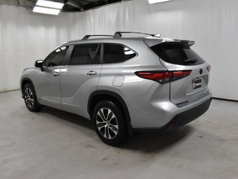 Used 2023 Toyota Highlander XLE image 7