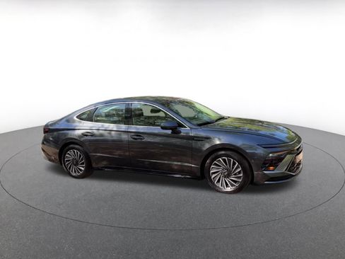 Used 2025 Hyundai Sonata SEL FWD image 2