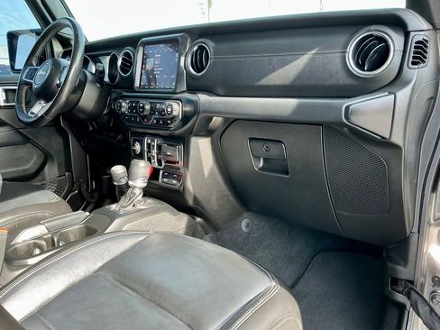 Used 2022 Jeep Wrangler Unlimited Sahara w/ Cold Weather Group AWD/4WD image 25