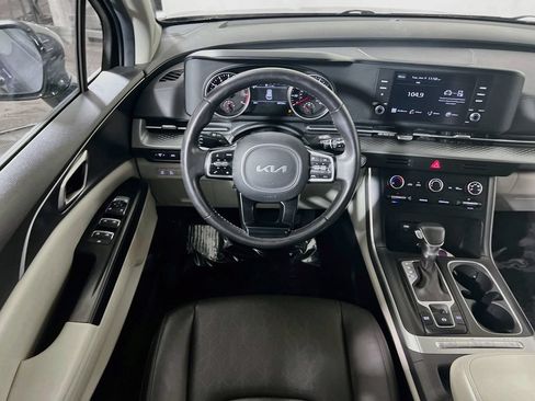 Used 2024 Kia Carnival LX FWD image 19