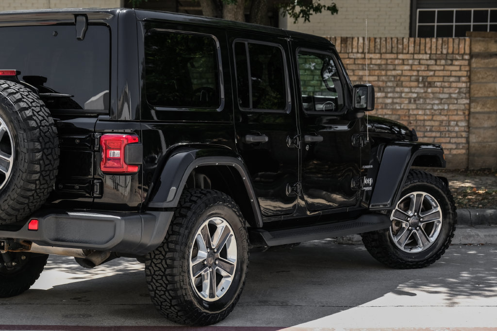 Used 2022 Jeep Wrangler Unlimited Sahara w/ LED Lighting Group AWD/4WD image 18