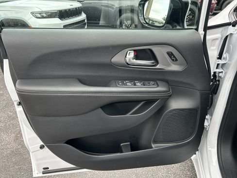 New 2026 Chrysler Pacifica Select w/ S Appearance Package image 12