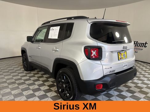 Used 2018 Jeep Renegade Latitude w/ Popular Equipment Group image 8