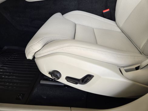 New 2026 Volvo XC60 B5 Ultra w/ Protection Package Premier image 26